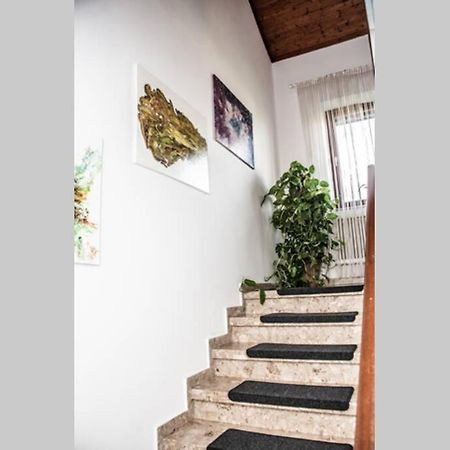Apartment Pouringraz Fuer Kunst- Und Tennisliebhaber Exterior foto